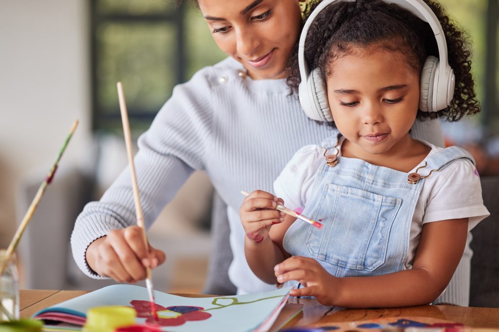 fotografia de mãe e filha tendo aula de artes online como opção de programação dia das crianças