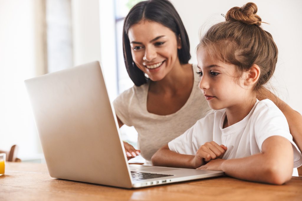 fotografia de mãe e filha visitando museus online como opção de programação dia das crianças