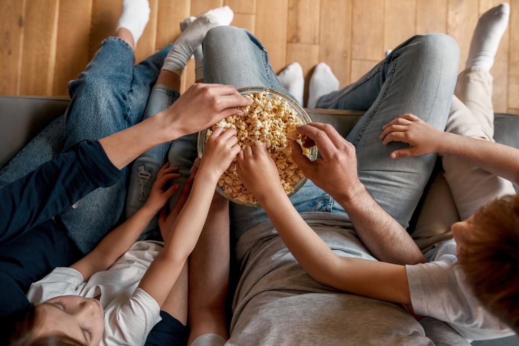 fotografia de sessão de cinema em casa como opção de programação dia das crianças