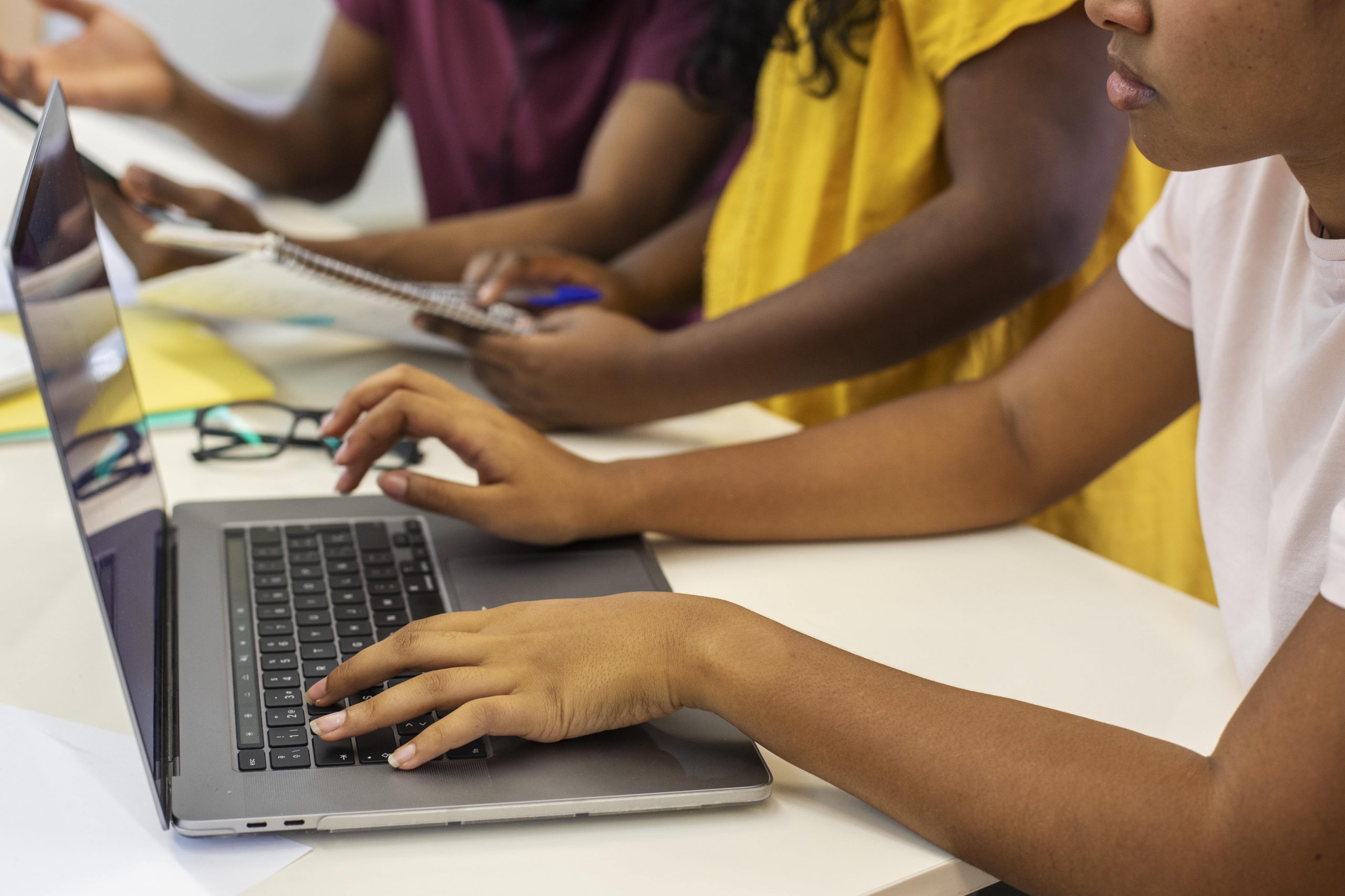 Alares transforma a educação para mais de 12 mil alunos com internet de alta velocidade