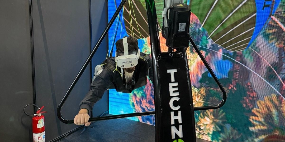 Alares traz experiência de voo com simulador de asa delta para interior paulista